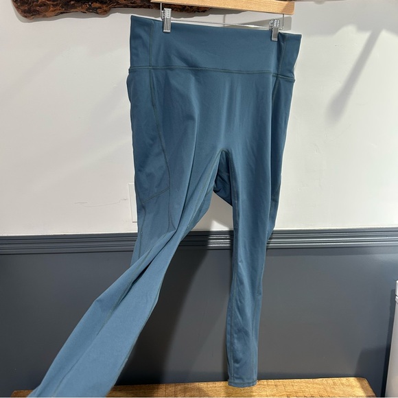 Fabletics Motion365 Dusty Blue Leggings Plus Size 2X - Picture 10 of 11